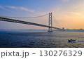 明石海峡大橋と小さな船 130276329