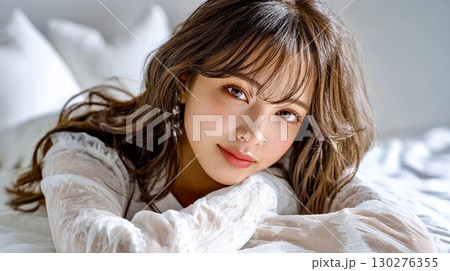 透け感ある白ブラウス着用の女性ポートレート 130276355