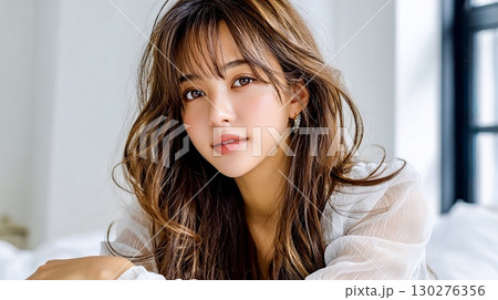 透け感ある白ブラウス着用の女性ポートレート 130276356