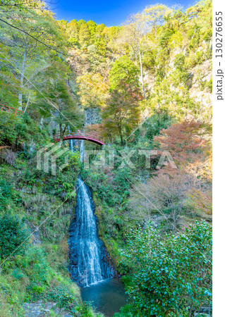 岐阜県八百津町　剣豪宮本武蔵が修行したと言われる伝説がある秋の五宝滝 130276655