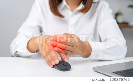 手を痛めながらマウスをつかむ手 手を痛めながらマウスをつかむ手 130276766