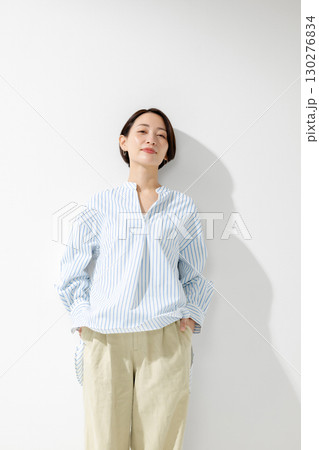 カジュアルな服装の女性 カジュアルな服装の女性 130276834