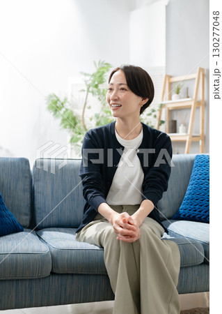 ソファに座る女性 ソファに座る女性 130277048