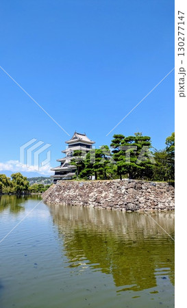 青空に映える国宝松本城 130277147