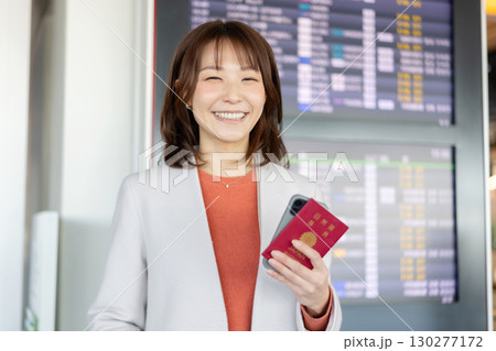 パスポートを持った女性 130277172