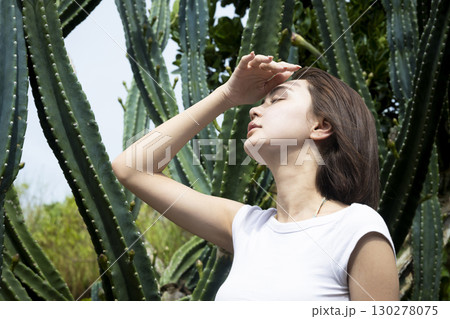 サボテンの前に立つきれいな女性 サボテンの前に立つきれいな女性 130278075