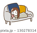 ソファーでゴロゴロしながらスマホを見る女性 130278314