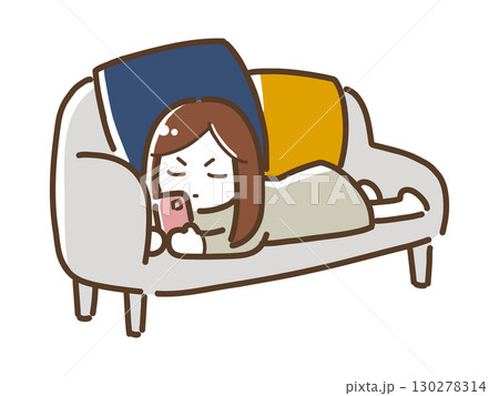 ソファーでゴロゴロしながらスマホを見る女性 130278314
