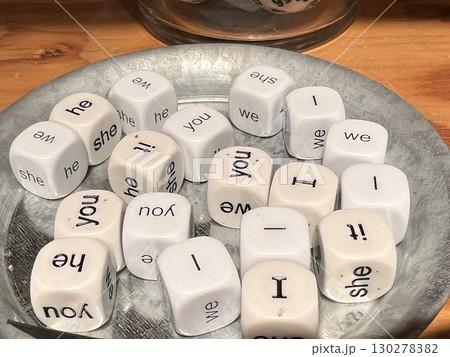 金属のトレイに入った代名詞ダイス 金属のトレイに入った代名詞ダイス 130278382