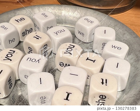 金属のトレイに入った代名詞ダイス 130278383