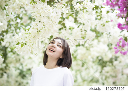 ブーゲンビリアと可愛い女性 130278395