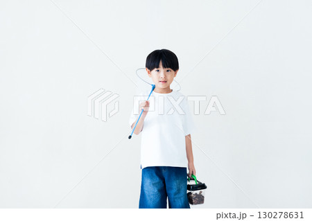 捕虫網を持つ男の子 130278631