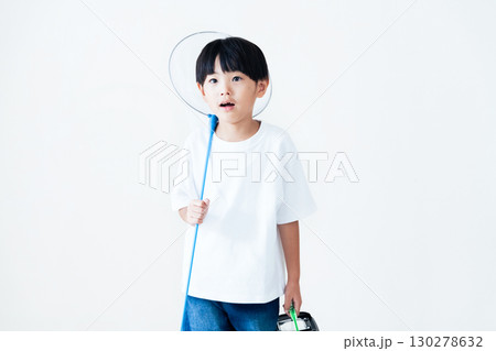 捕虫網を持つ男の子 130278632