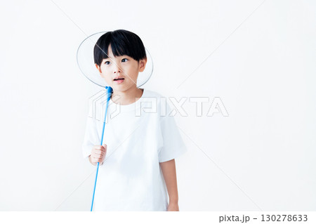 捕虫網を持つ男の子 捕虫網を持つ男の子 130278633