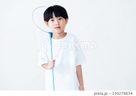 捕虫網を持つ男の子 130278634