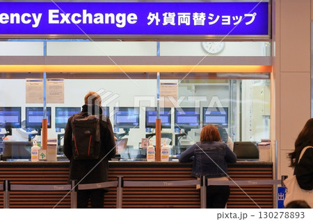外貨両替カウンター エクスチェンジ 空港の両替カウンター 外貨両替カウンター エクスチェンジ 空港の両替カウンター 130278893