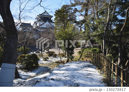 Snow-covered Japanese garden / 雪化粧した日本庭園と日本の古城 130278917