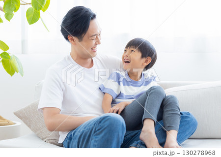 ファミリー　ソファーでくつろぐお父さんと息子 130278968