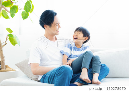 ファミリー　ソファーでくつろぐお父さんと息子 130278970