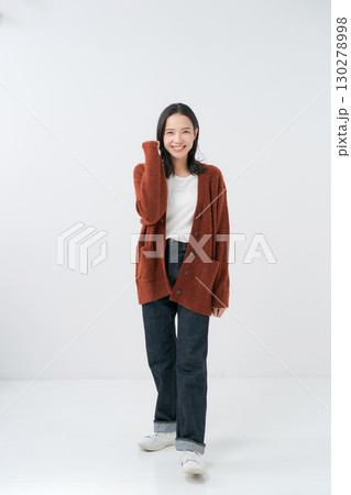 ガッツポーズをするニットの女性 130278998