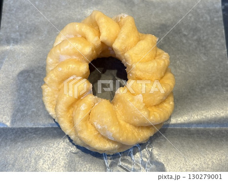 トレイの上のグレーズド ドーナツ 130279001