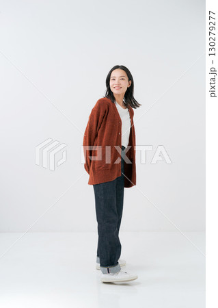 ニットのカーディガンを着た女性 ニットのカーディガンを着た女性 130279277