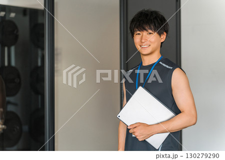 タブレットを持つスポーツジムのトレーナー,パーソナルトレーナー,インストラクターの男性スタッフ タブレットを持つスポーツジムのトレーナー,パーソナルトレーナー,インストラクターの男性スタッフ 130279290