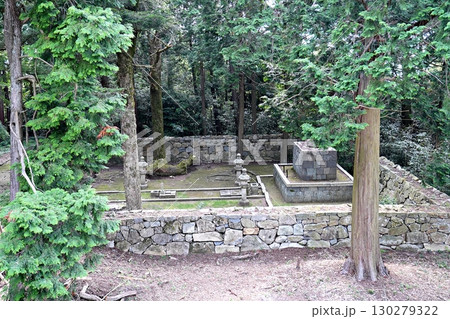 滋賀 近江八幡 安土城 天主台から見た信長公本廟(二の丸)(夏) 滋賀 近江八幡 安土城 天主台から見た信長公本廟(二の丸)(夏) 130279322