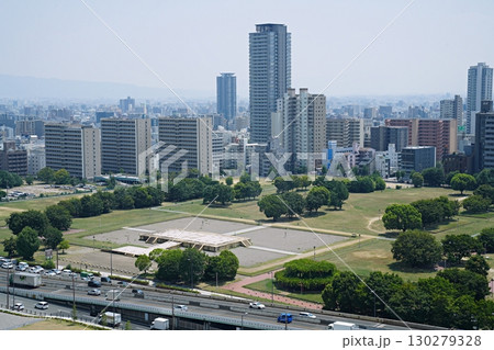 大阪市　難波宮跡（大阪歴史博物館から、やや拡大）（夏） 130279328