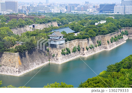 大阪市　大坂城　外堀と六番櫓・桜門（大阪歴史博物館から東方向）（夏） 130279333