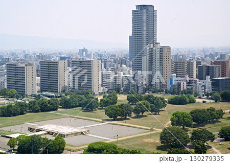 大阪市　難波宮跡　大極殿正殿跡・大極殿後殿跡と朝堂院跡（大阪歴史博物館から、拡大）（夏） 130279335
