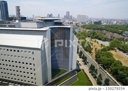 大阪市　大阪府警察本部本庁舎と大阪城の西外堀（大阪歴史博物館から北方向、拡大）（夏） 130279354
