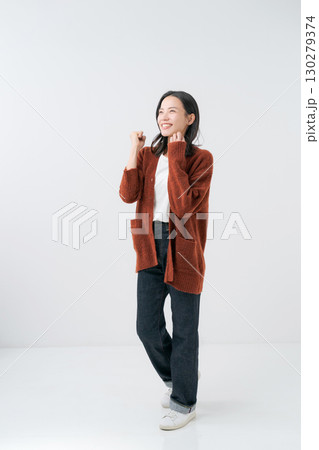 ニットのカーディガンを着た女性 130279374