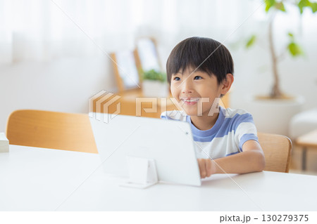 タブレットで勉強する男の子 タブレットで勉強する男の子 130279375