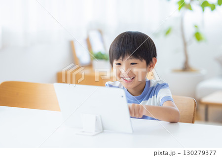 タブレットで勉強する男の子 タブレットで勉強する男の子 130279377