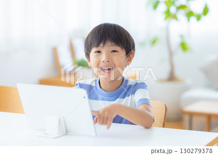 タブレットで勉強する男の子 タブレットで勉強する男の子 130279378