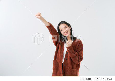 ニットのカーディガンを着た女性 130279398