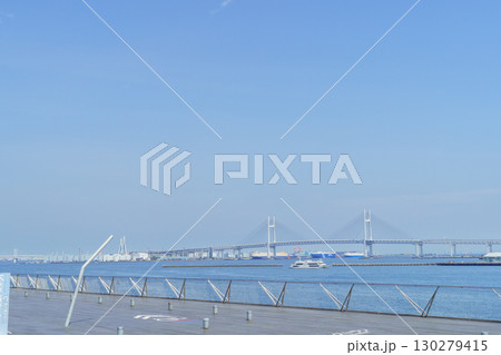 【神奈川県横浜市】横浜・大さん橋からみる横浜ベイブリッジ 130279415