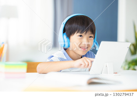タブレットで勉強する男の子 130279437