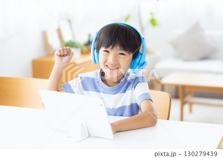 タブレットで勉強する男の子 タブレットで勉強する男の子 130279439