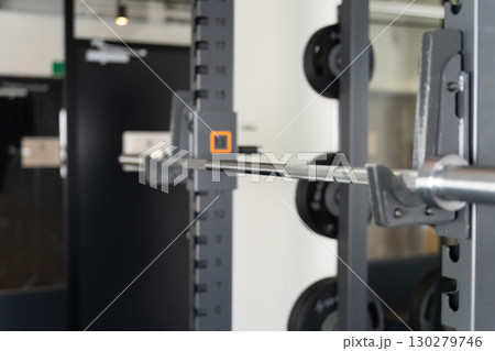 スポーツジムのインテリア（パワーラック,バーベル） 130279746