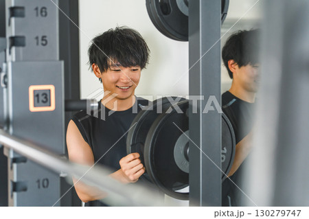 ジムでパワーラックを使う若いアジア人男性 130279747