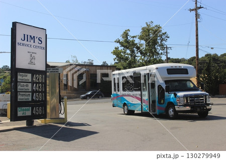 サンフランシスコの街並みを走る自動車とピックアップやバスの風景 130279949