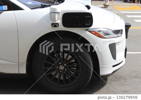 サンフランシスコの街並みを走る自動車とピックアップやバスの風景 サンフランシスコの街並みを走る自動車とピックアップやバスの風景 130279956