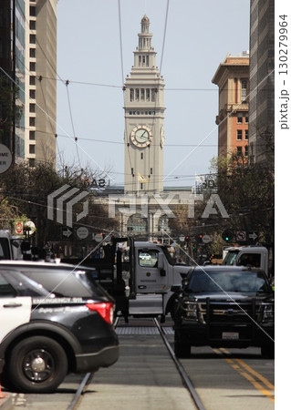 サンフランシスコの街並みを走る自動車とピックアップやバスの風景 サンフランシスコの街並みを走る自動車とピックアップやバスの風景 130279964