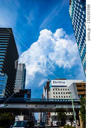入道雲が浮かぶ東京の空 京橋　2025.08　b-2 高彩度コントラスト 130280396