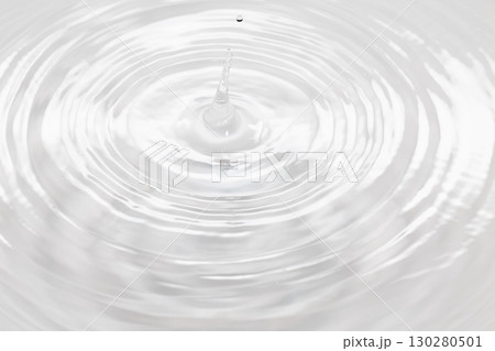 水面に落ちる水滴. 水面に落ちる水滴. 130280501