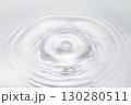 水面に落ちる水滴. 130280511