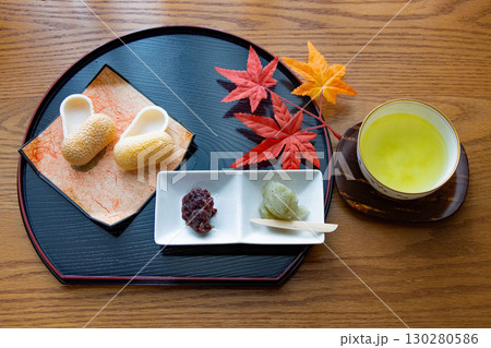 繭の形の最中　小豆と桑の葉の餡 130280586