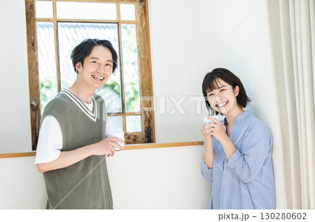 コーヒーを飲む若い夫婦 カメラ目線 コーヒーを飲む若い夫婦 カメラ目線 130280602